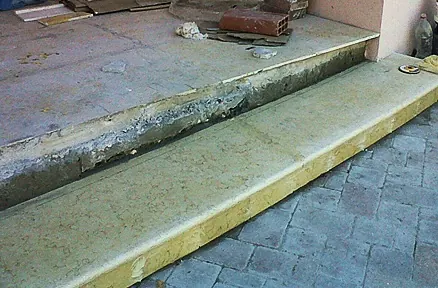 Escalón de una fachada, antes y después de la restauración (antes)