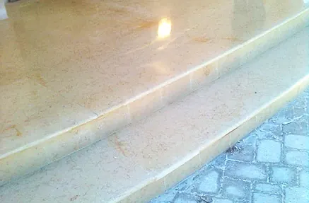Escalones de piedra de una fachada restaurados y pulidos