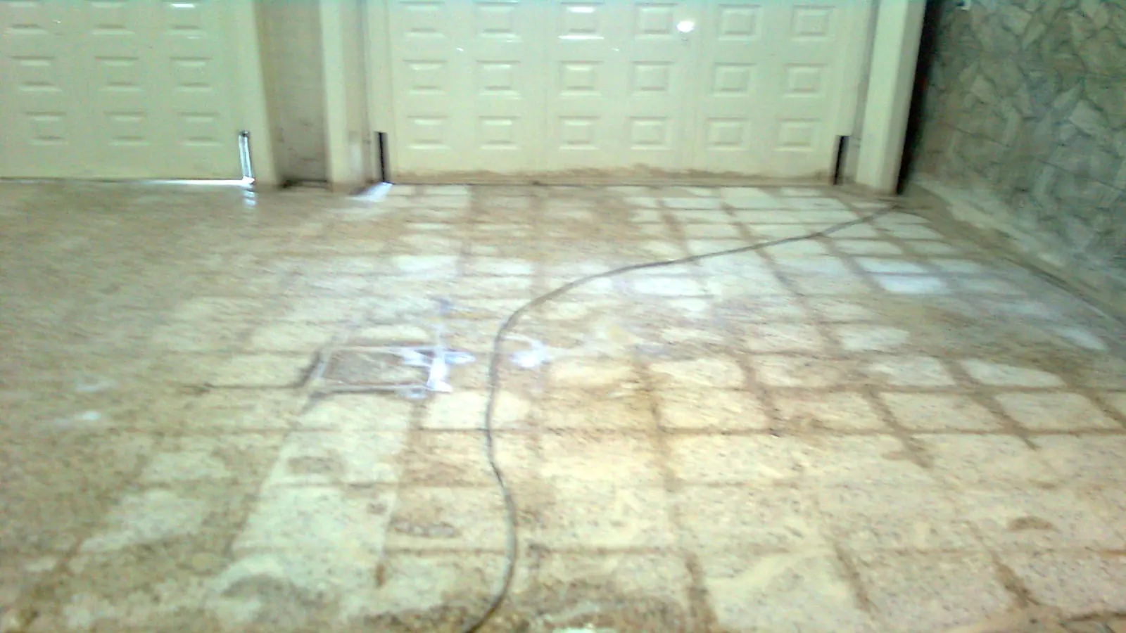 Piso de granito de una cochera, antes y después del pulido (antes)