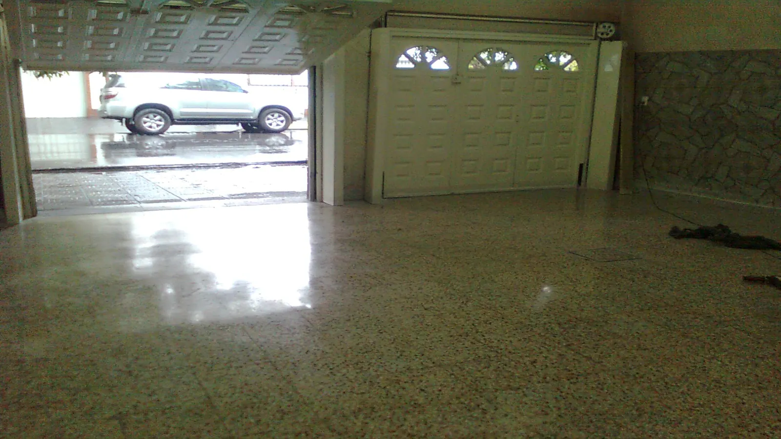 Piso de granito de una cochera, antes y después del pulido (después)
