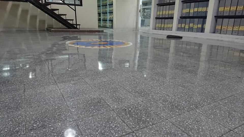 Hall institucional de granito pulido