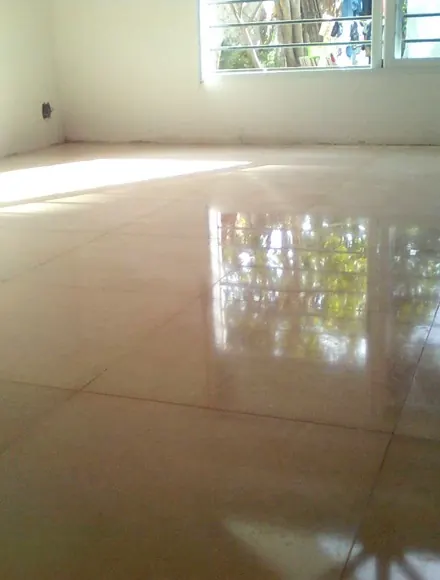 Piso de mármol pulido con reflejo de la ventana