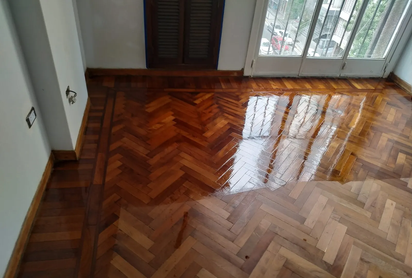 Parquet en espina de pez lustrado