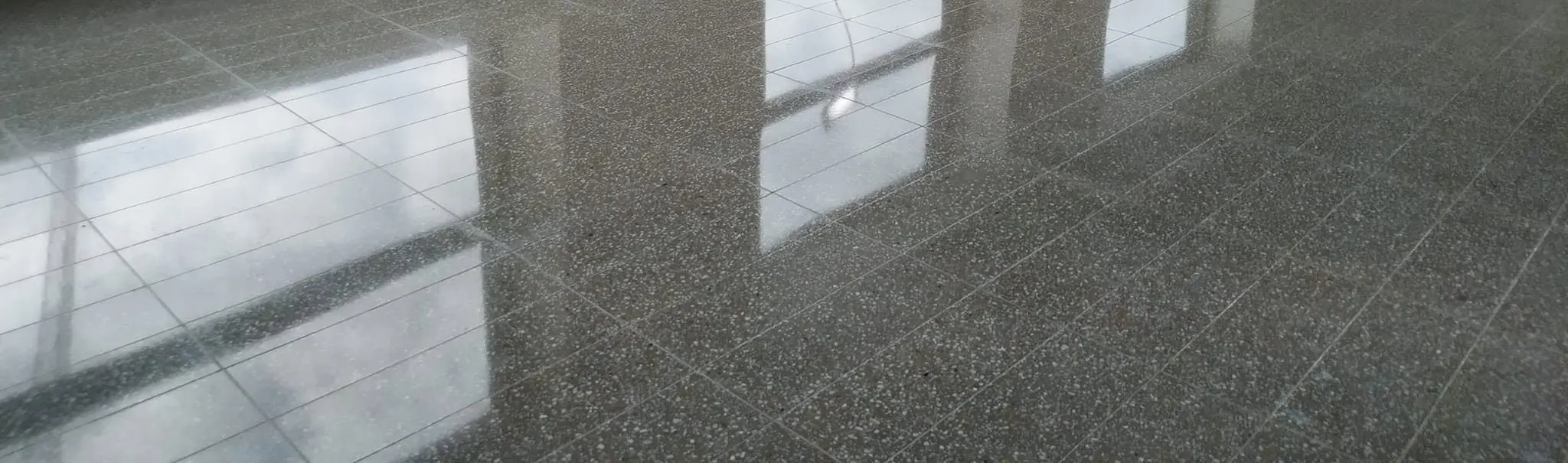 Piso de granito pulido a espejo que refleja las ventanas