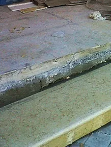Escalón de mármol roto, antes y después de la restauración (antes)