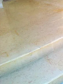 Escalón de mármol restaurado y pulido