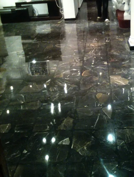 Piso de piedra oscura con acabado vitrificado de alto brillo