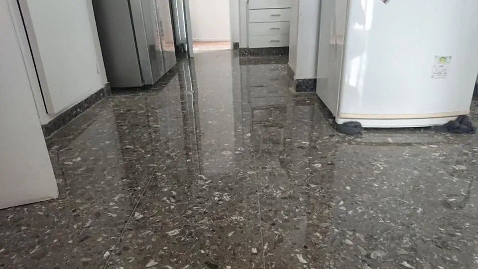Pulido de pisos de granito — trabajo de Cristal Pulidos